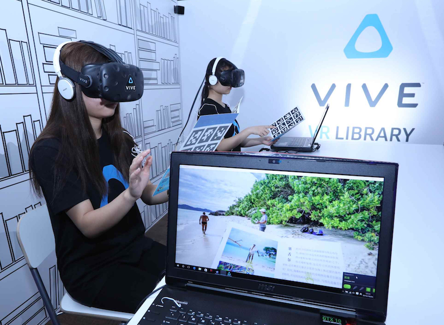 Новость ar. Девушка в очках VR на стенде.