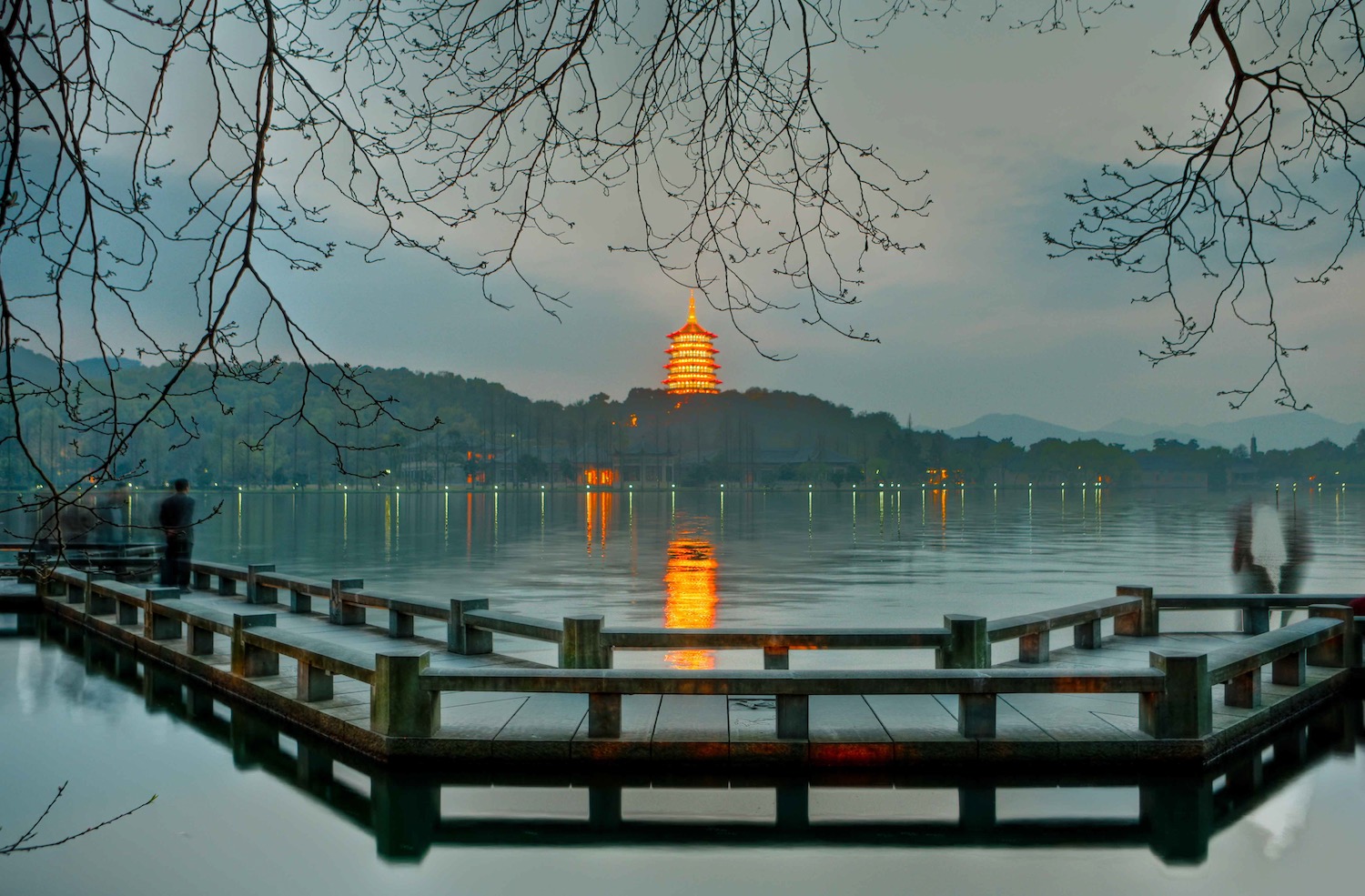 Китайское озеро. Озеро Сиху. Озеро West Lake Китай. Hangzhou Westlake. Озеро Сиху Китай осень.